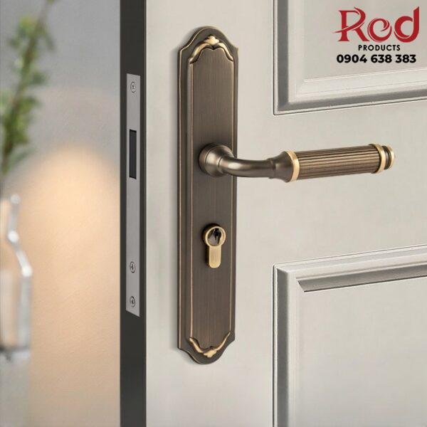 Khoa-cua-phong-khach-co-dien-mau-ca-phe-BR20195-C-2-600x600-1