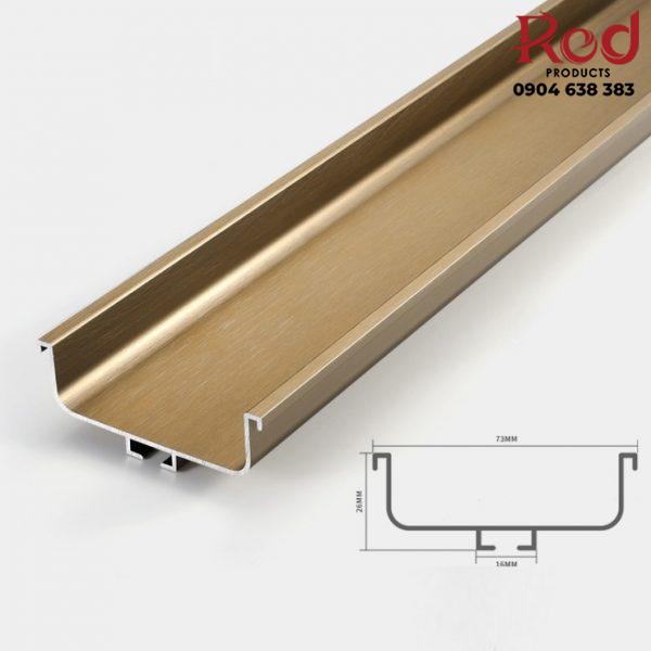 Tay-cam-giua-mau-vang-600x600-1