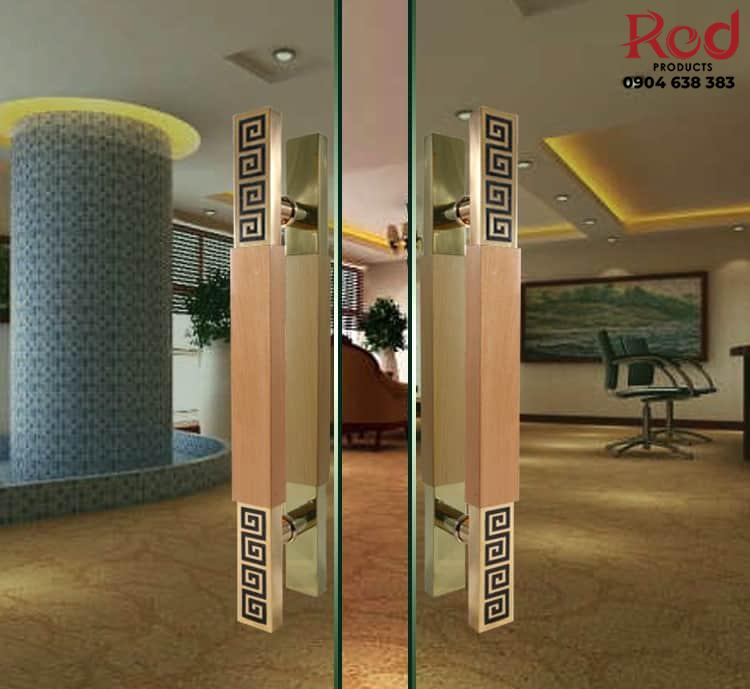 tay-nam-bang-go-cho-cua-kinh-cao-cap-dor3073-11