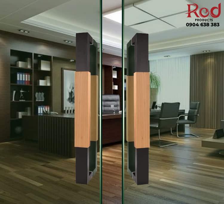 tay-nam-bang-go-cho-cua-kinh-cao-cap-dor3073-12