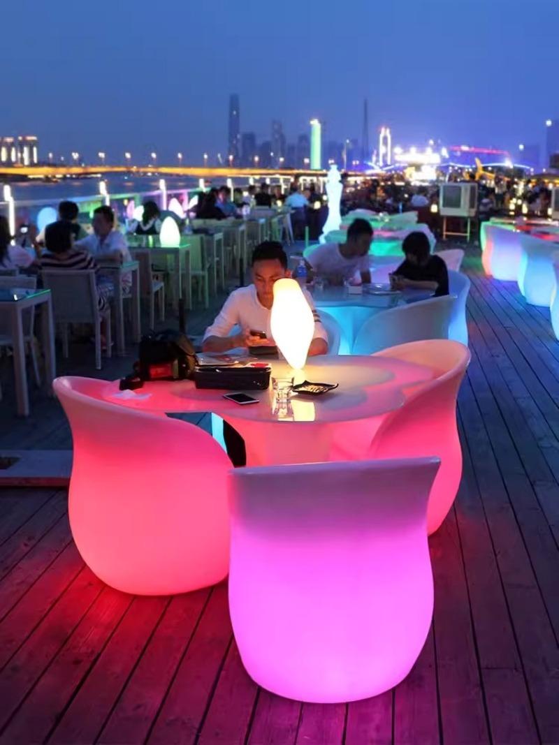 bo-ban-ghe-bar-den-led-hoa-tulip-hien-dai-xc1466-7